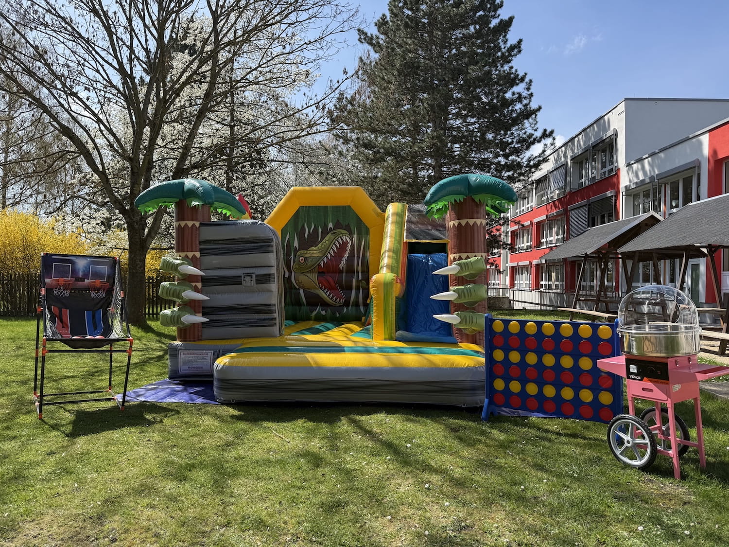 ansicht einer hüpfburg im grünen